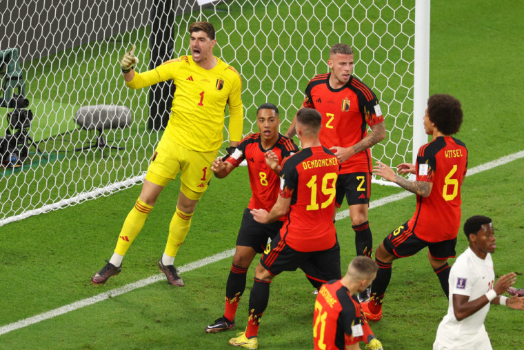 El portero belga Thibaut Courtois celebra con sus compañeros de equipo haber parado un penalti a Canadá, durante el debut de ambas selecciones en el Mundial de Catar el 23 de noviembre de 2022.