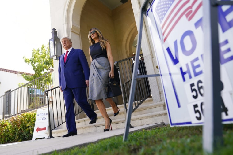 El expresidente Donald Trump y su esposa, Melania Trump, tras votar en Palm Beach, Florida, el 8 de noviembre de 2022.
