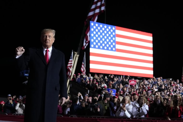 El expresidente de Estados Unidos, Donald Trump, saluda a sus partidarios antes de un mitin el 7 de noviembre de 2022 en Vandalia, Ohio.