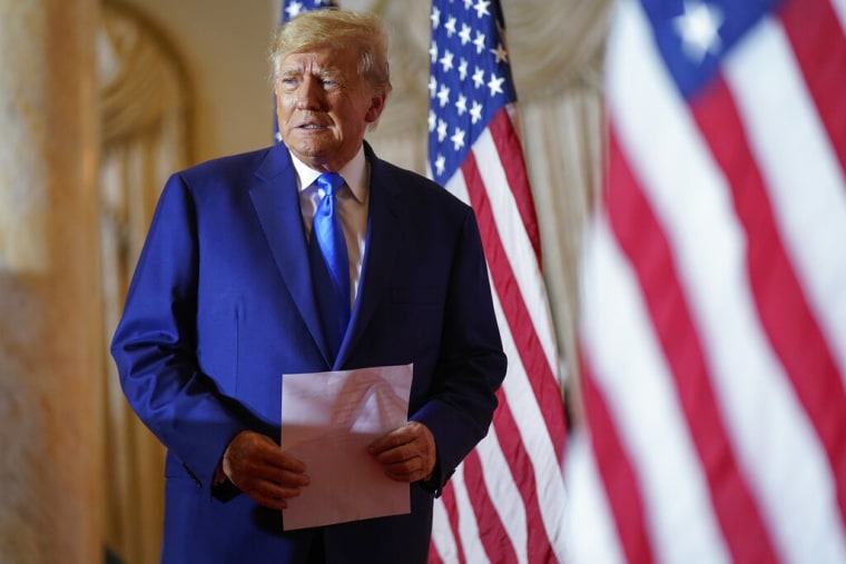 El expresidente Donald Trump llega a su mansión de Mar-a-Lago, en Florida, el día de las elecciones de medio término celebradas el 8 de noviembre de 2022.