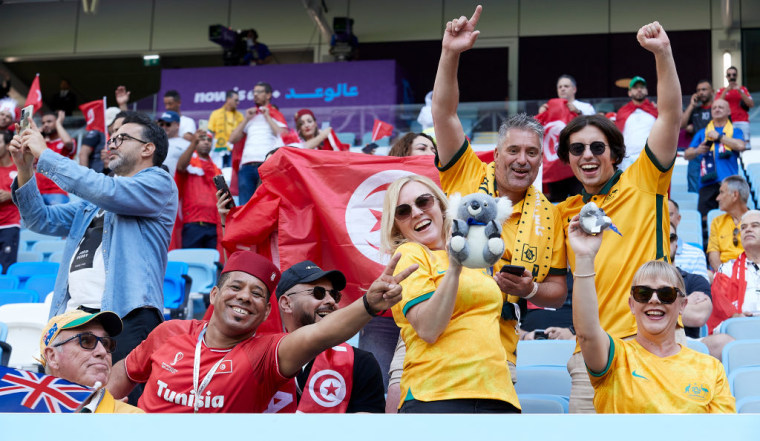 Aficionados de Túnez y Australia animan a sus equipos, el 26 de noviembre de 2022.