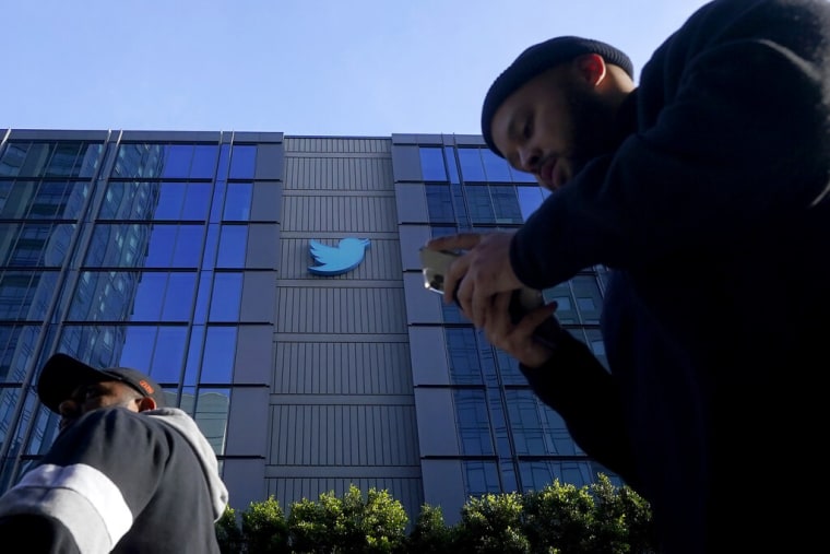 Personas caminan fuera de la sede de Twitter en San Francisco, California.