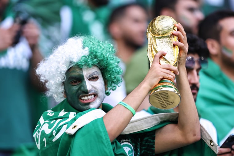 Un aficionado saudí levanta con sus manos una réplica de la Copa del Mundo, el 26 de noviembre de 2022 durante el Mundial de Catar.
