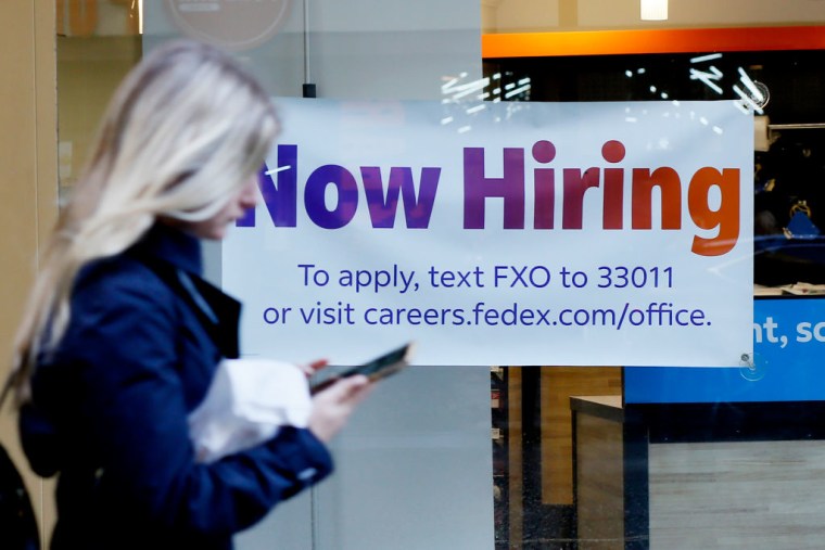 La empresa de mensajería Fedex anuncia en una de sus tiendas en Nueva York que busca nuevos trabajadores, el 21 de octubre de 2021.