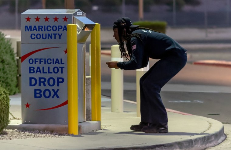 Una persona deposita su voto en un buzón electoral en la ciudad de Mesa, Arizona, el 8 de noviembre de 2022.