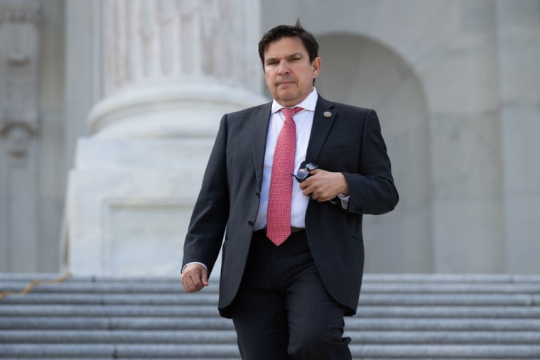 El representante Vicente González, demócrata de Texas, baja las escaleras de la Cámara después de una votación en el Capitolio el jueves 15 de septiembre de 2022. 