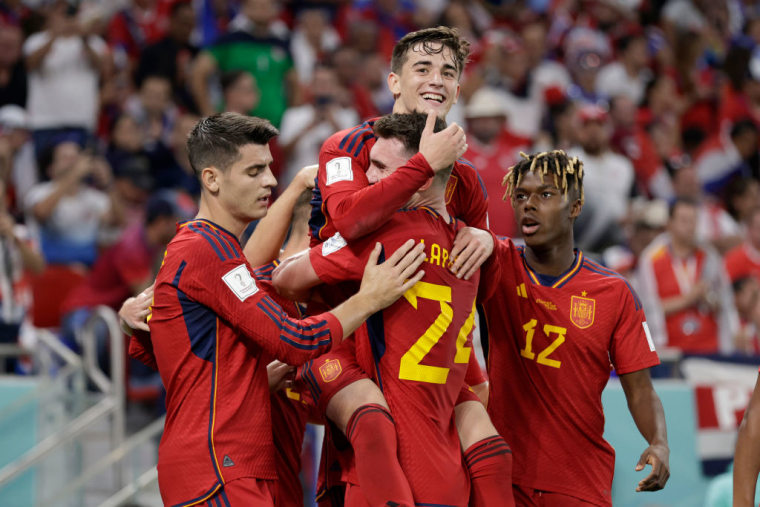 Los jugadores de España celebran uno de los goles que les dio la victoria ante Costa Rica en el Mundial de Catar, el 23 de noviembre de 2022.