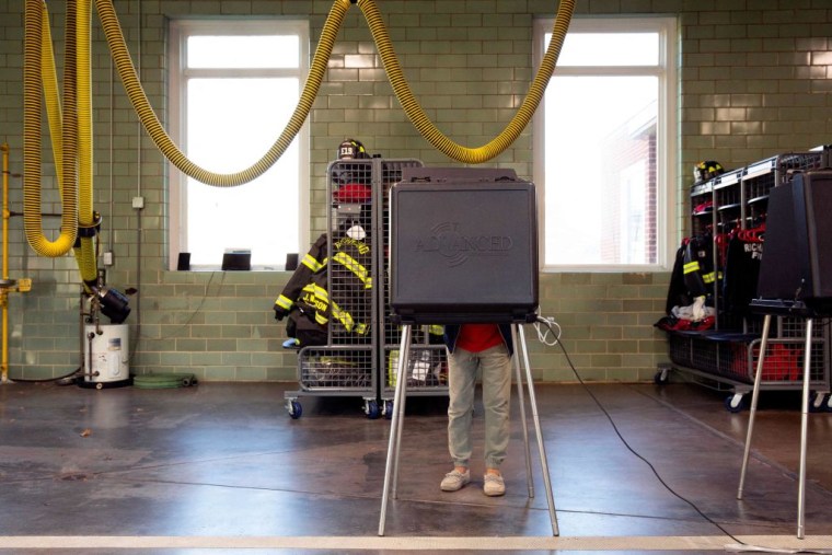 Una estación de bomberos habilitada como centro de votación en Richmond, Virginia, el 8 de noviembre de 2022.