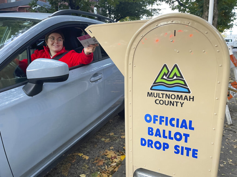 Un votante deja su boleta en un buzón en Portland, Oregon, el 8 de noviembre de 2022.