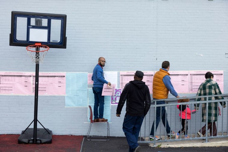 Un grupo de electores llega a un centro de votación en Philadelphia, Pennsylvania, el 8 de noviembre de 2022.