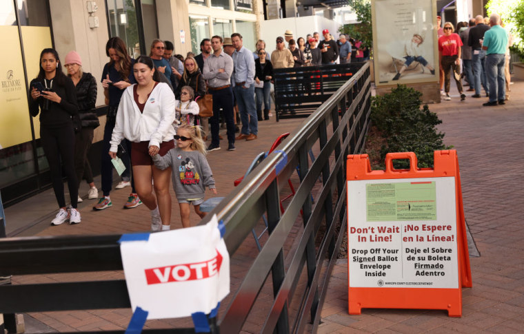 Votantes en Phoenix, Arizona, el 8 de noviembre de 2022.