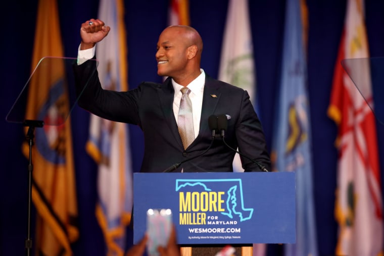 Wes Moore celebra antes de dirigirse a sus partidario el 8 de noviembre de 2022 en Baltimore, Maryland. 