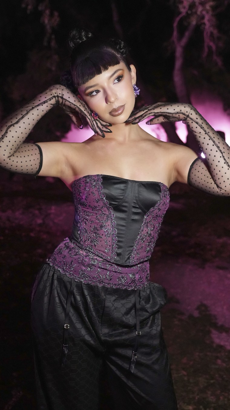 Ángela Aguilar luciendo uno de los atuendos diseñados de Rihanna, en el previo al show de Fenty x Savage vol. 4.