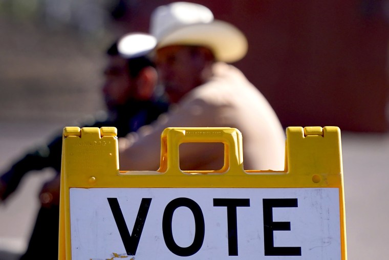 Arizona ha sido uno de los estados con denuncias de personas que persiguen y vigilan a votantes.