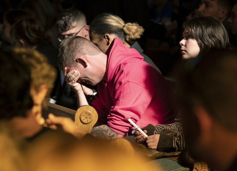 Una persona llora durante una ceremonia en honor de las víctimas del ataque al Club Q celebrada en la iglesia unitaria All Souls de Colorado Springs, Colorado, el domingo 20 de noviembre de 2022. 