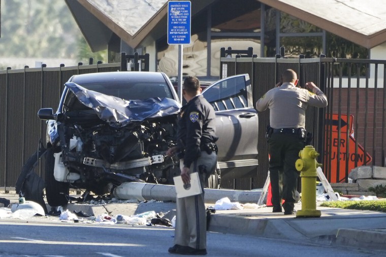 El auto destrozado que golpeó a los reclutas del sheriff del condado de Los Ángeles en Whittier, California, el miércoles 16 de noviembre de 2022. 