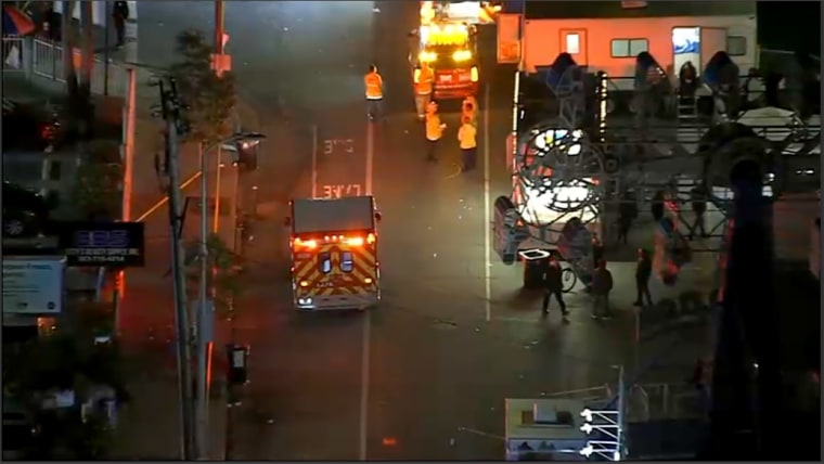 Varias personas resultaron heridas después de que un vehículo atravesó un desfile en Los Ángeles.