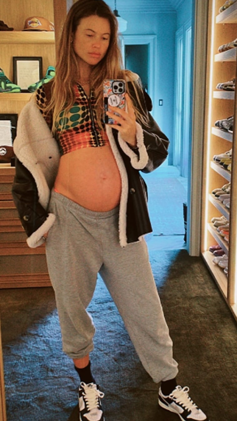 Behati Prinsloo embarazada de Adam Levine por tercera vez, noviembre 2022.