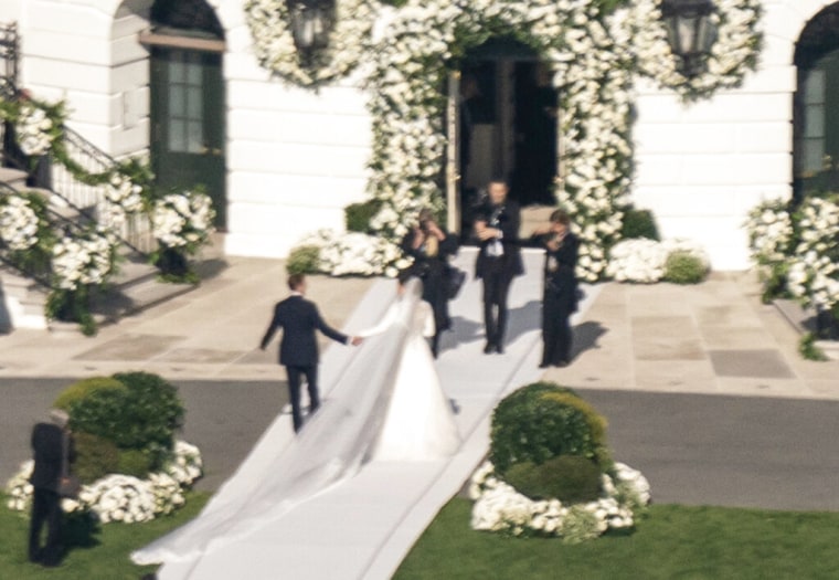 La fachada y la escalinata de la Casa Blanca fueron decoradas con pomposas guirnaldas y adornos florales blancos.