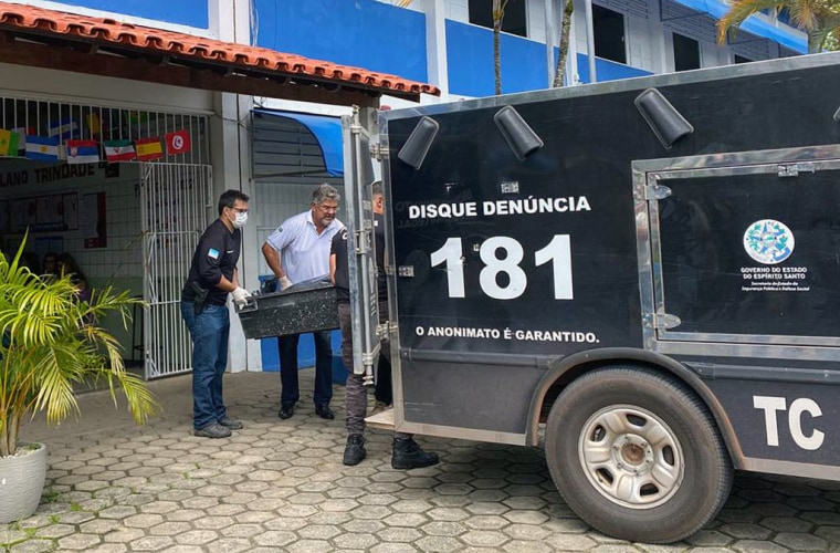 Un equipo de rescatistas carga el cuerpo de una víctima tras un tiroteo en una escuela en Aracruz, estado de Espirito Santo, Brasil, el 25 de noviembre de 2022.