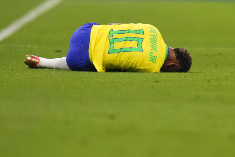 Neymar tendido sobre el césped durante el juego del Grupo G del Mundial entre Brasil y Serbia en Lusail, Catar, el 24 de noviembre de 2022. 