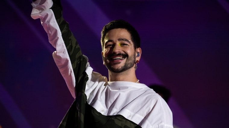 Camilo cantando 'Aeropuerto', la canción oficial de Telemundo para Catar 2022 