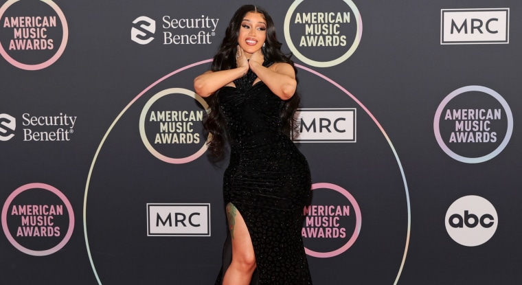 Cardi B en la alfombra roja de los 'American Musica Awards' 2021