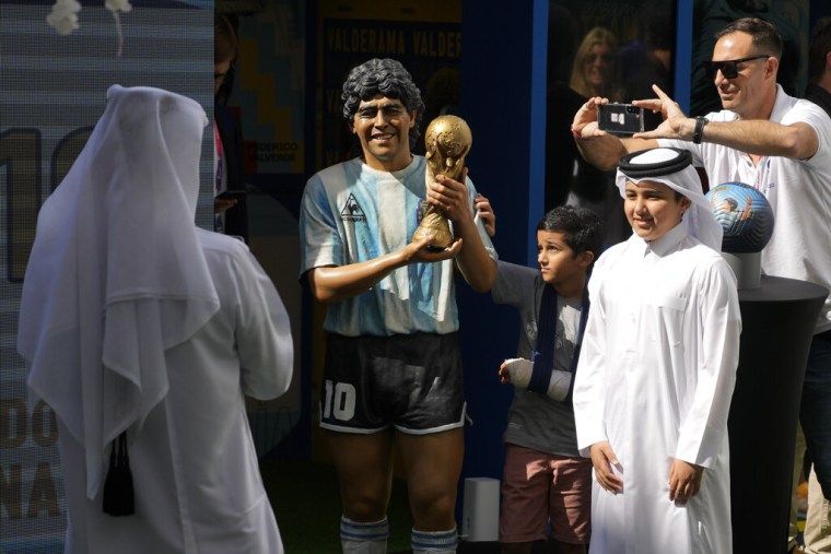 Un grupo de niños posan junto a una estatua de Diego Maradona durante un homenaje en su honor en Doha, Catar, el 25 de noviembre de 2022. 