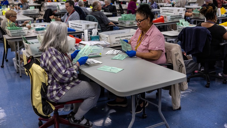 Trabajadores electorales clasifican las boletas en el Centro de Tabulación y Elección del Condado de Maricopa el 09 de noviembre de 2022 en Phoenix, Arizona.