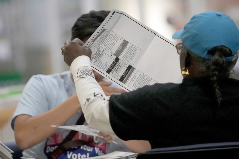 Los trabajadores electorales procesan las boletas en el Departamento de Elecciones del Condado de Clark, el jueves 10 de noviembre de 2022, en Las Vegas.