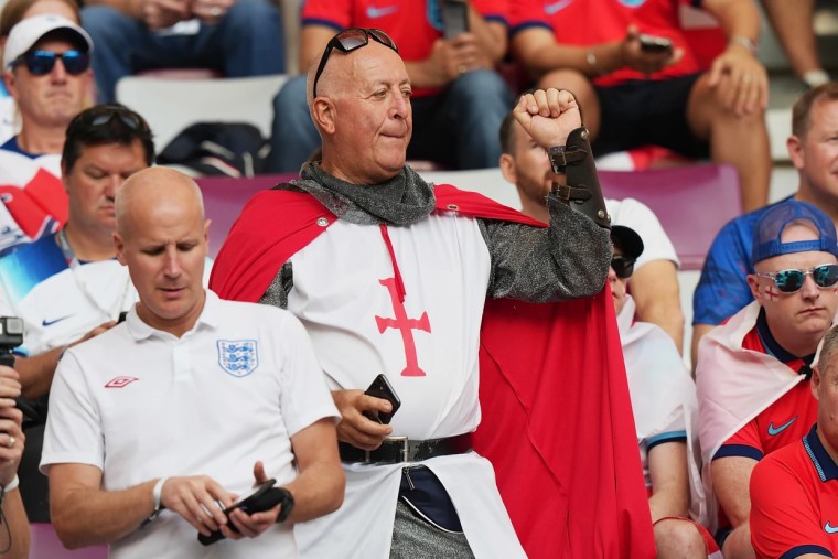 Un hincha de Inglaterra vestido como un caballero medieval, en el Mundial de Catar 2022.