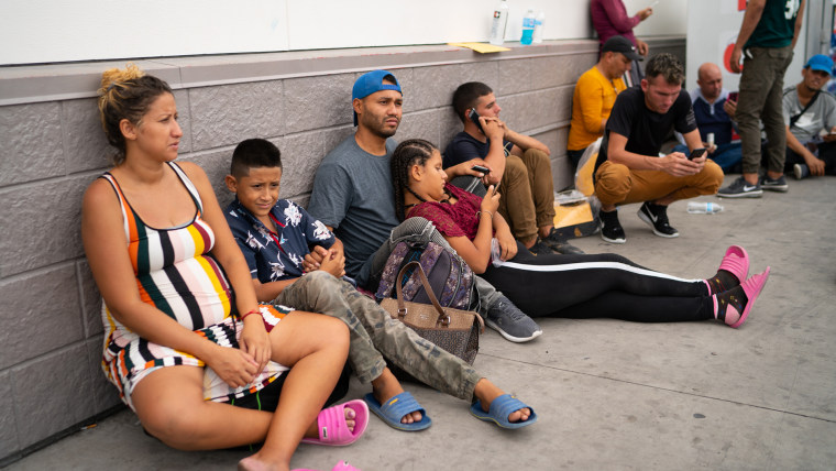 Una familia hondureña y una cubana esperan en una gasolinera de Texas para ser transportados hasta Washington D.C.