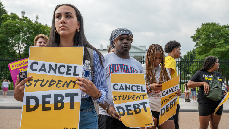 Estudiantes de la Universidad de Howard Aiden Thompson y Sydney Stokes se manifestaron a finales de agosto junto a otros activistas de la deuda de los préstamos estudiantiles frente a la Casa Blanca un día después de que el presidente Biden anunciara el plan.