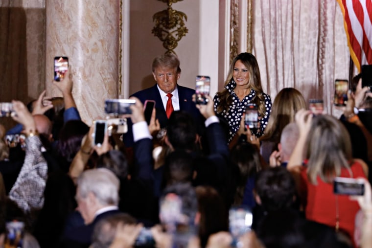 Donald Trump junto a su esposa, Melania Trump, en el salón de baile de su resort privado en Mar-a-Lago, Palm Beach, Florida, este martes 15 de noviembre de 2022.