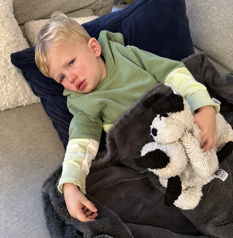 Oliver, de 2 años, se enfermó primero. "En los primeros cuatro días, Ollie fue duro. No podía levantarse del sofá, simplemente estaba acostado mirando al vacío", dijo Dylan.