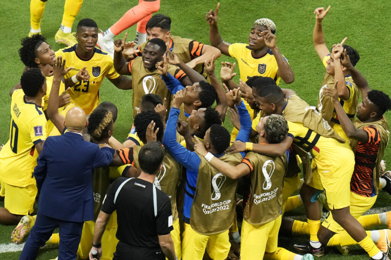 Los jugadores de Ecuador celebran su victoria 2-0 ante Catar, el 20 de noviembre de 2022, en Jor, Catar. 