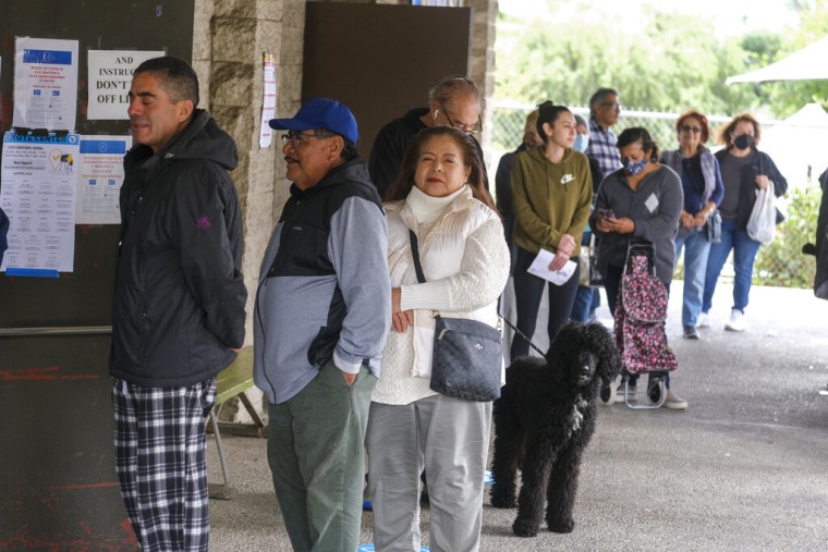 Electores haciendo fila en un centro de votación en Los Angeles, el 8 de noviembre de 2022.
