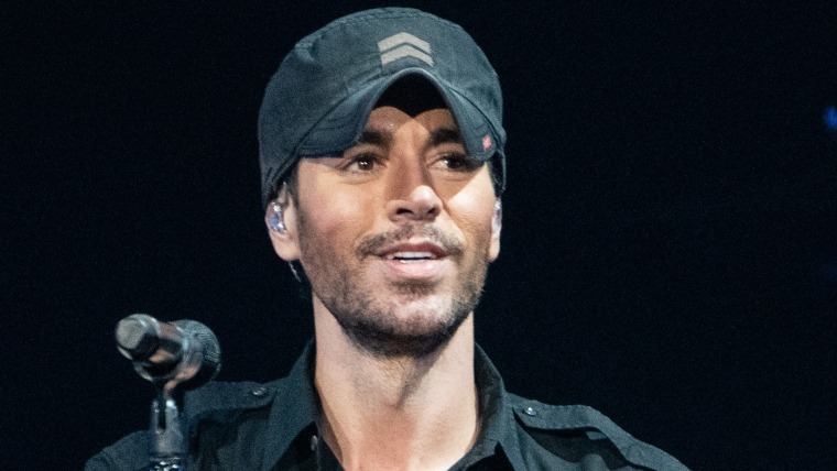 El cantante Enrique Iglesias se presenta en el escenario del Staples Center el 19 de noviembre de 2021 en Los Ángeles, California.