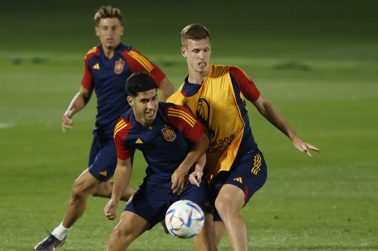 Dani Olmo y Marco Asensio en un entrenamiento en Doha, Catar.
