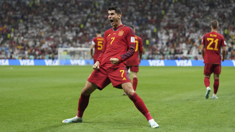 Álvaro Morata de España celebra después de anotar el primer gol de su equipo ante Alemania.