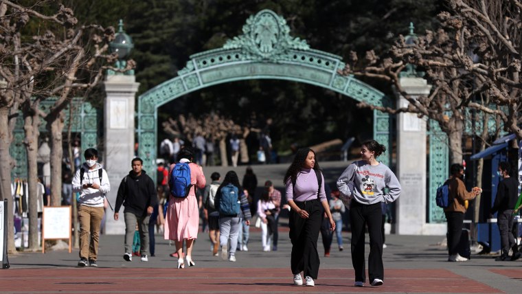 Estudiantes caminan por la Plaza Sproul en el campus de la UC Berkeley el 14 de marzo de 2022 en Berkeley, California.