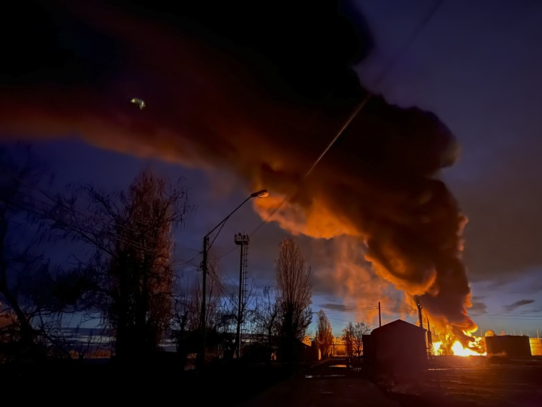 Una columna de humo se eleva durante un incendio causado por un ataque ruso en Kherson, al sur de Ucrania, el sábado 19 de noviembre de 2022.