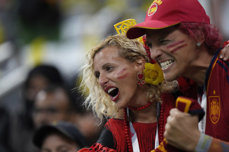 Aficionados de España animan a su equipo antes del inicio del partido con Alemania. 
