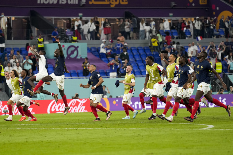 Los jugadores de Francia celebran la victoria 2-1 sobre Dinamarca en un partido de fútbol del grupo D de la Copa Mundial en el Estadio 974 en Doha, Qatar, el sábado 26 de noviembre de 2022.