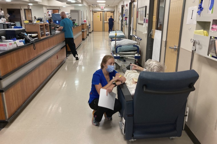 Una enfermera conversa con una paciente en un hospital de Oregon, en una imagen del 2021. Los votantes de Oregon decidirán el 8 de noviembre si el estado debe enmendar su Constitución para declarar explícitamente que la atención médica asequible es un derecho humano fundamental.