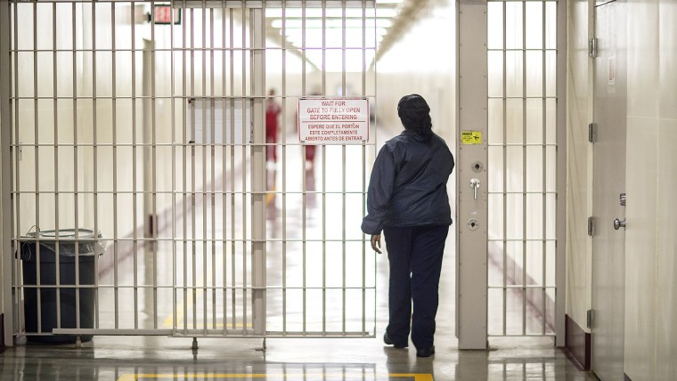 Un oficial de detención camina por los pasillos del Centro de Detención de Stewart, el viernes 15 de noviembre de 2019, en Lumpkin, Georgia.