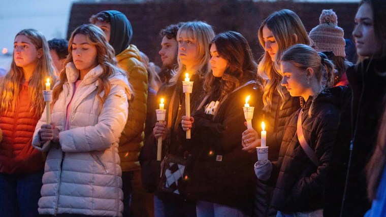 Personas que conocían a los estudiantes de la Universidad de Idaho que fueron asesinados en Moscow les rinden homenaje en una vigilia el 17 de noviembre de 2022