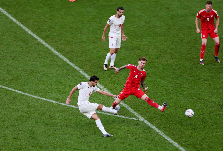 Saeid Ezatolahi durante la jugada de gol, en el partido contra Gales. 