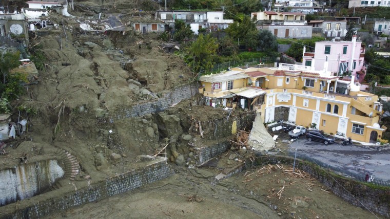 Vista aérea de casas dañadas por un alud que dejó hasta 12 personas desaparecidas, después de lluvias fuertes en Casamicciola, en la isla italiana de Ischia.
