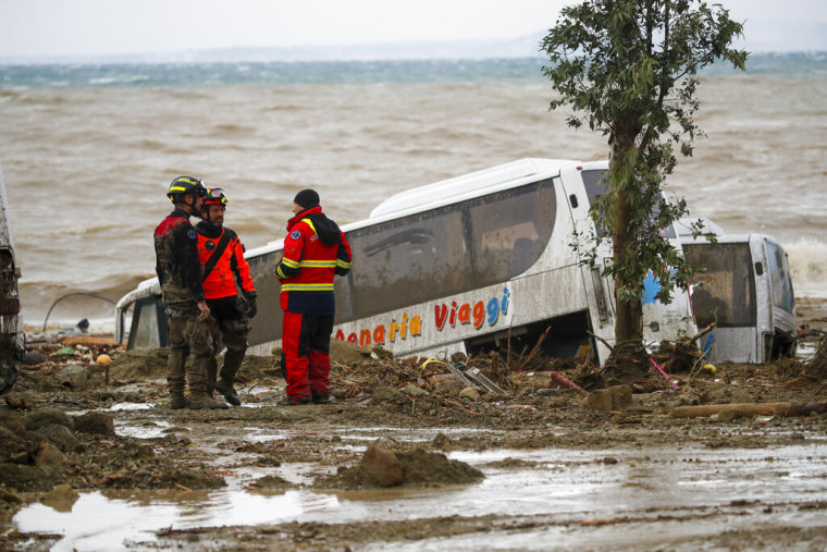 Rescatistas junto a un autobús arrastrado por uno de los aludes de barro provocados por las lluvias intensas en Casamicciola, isla de Ischia.